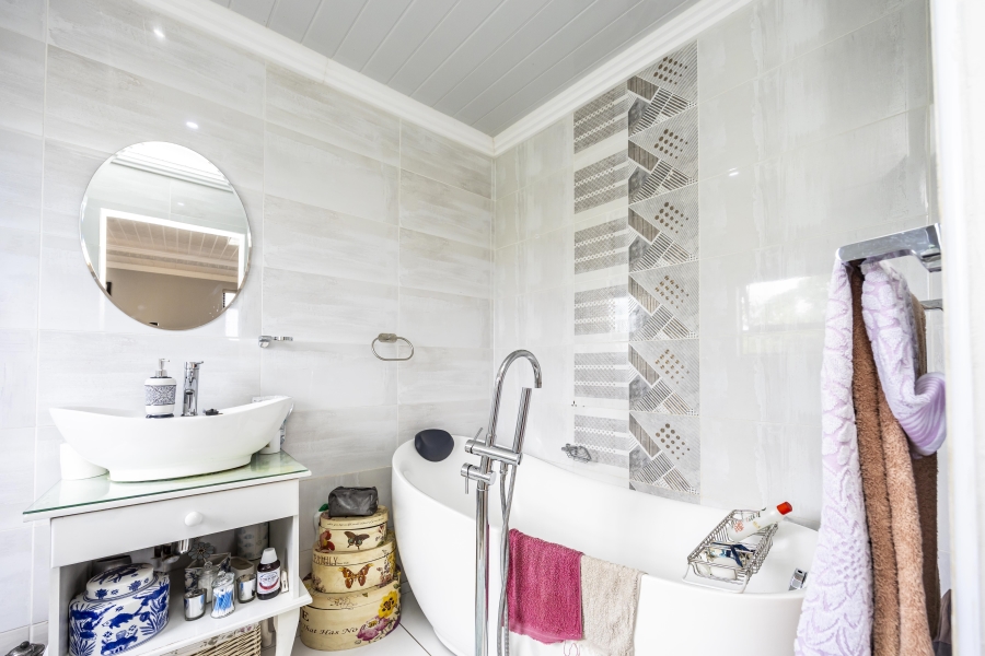 5 Bedroom Property for Sale in Beacon Bay North Eastern Cape